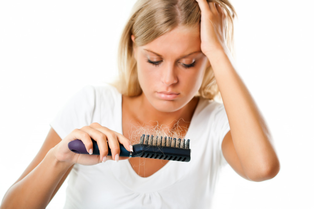 woman experiencing hairloss