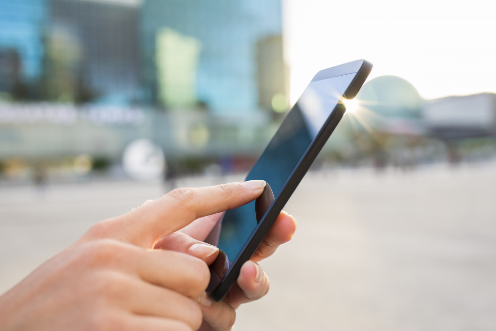 A person typing on her cellphone