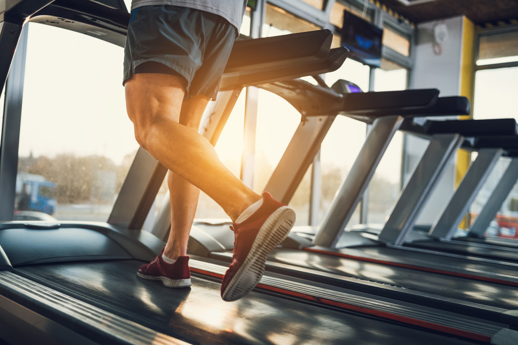 Exercising man in threadmill