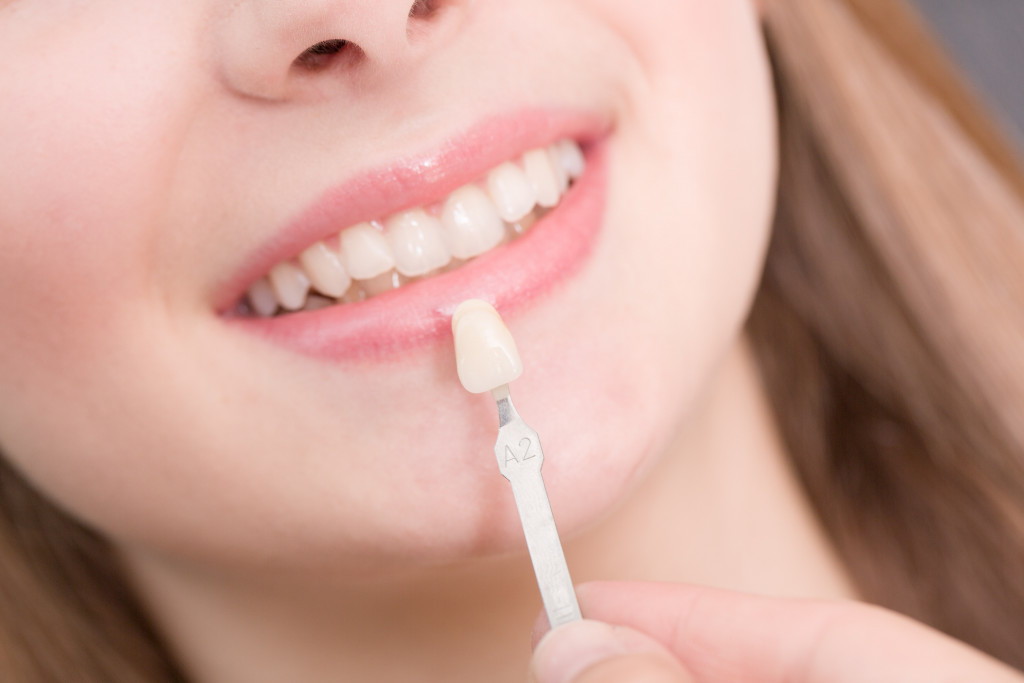 checking the tooth color